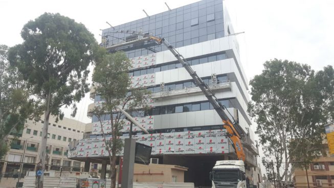 משאית עם מנוף