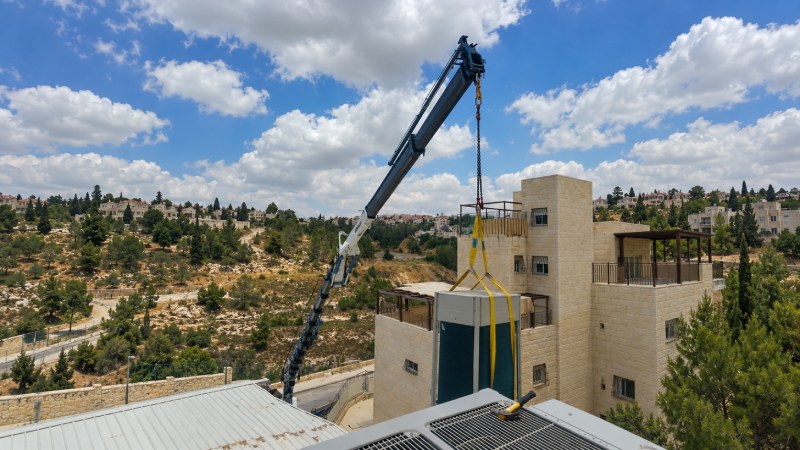 מכשור וציוד מתקדם: מנופים חדישים, מנופים בכל גודל עד 60 מטר