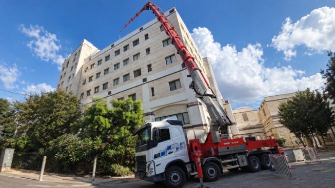 הנפת לוחות חשמל 500 ק"ג לגובה 60 מטר בבית חולים שניידר